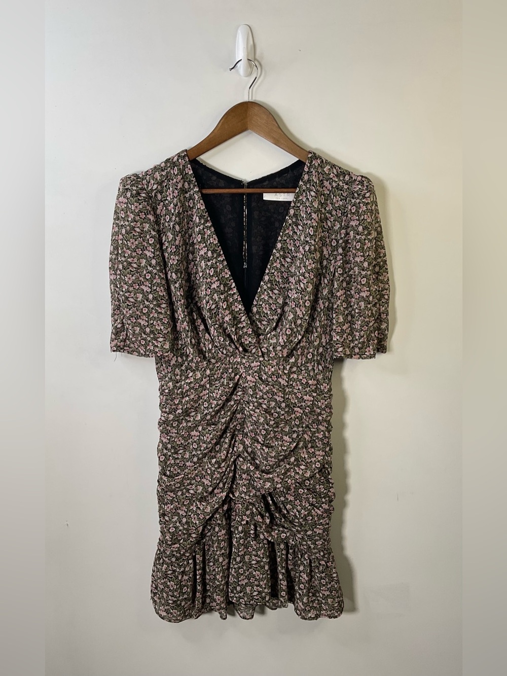 Astr The Label Floral Ruched V-Neck Mini Dress Size Medium